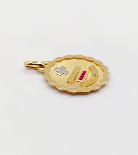 Pendentif AUGIS - Pendentif médaille d'amour or et rubis - "Plus qu'hier moins que demain" 58 Facettes A05409
