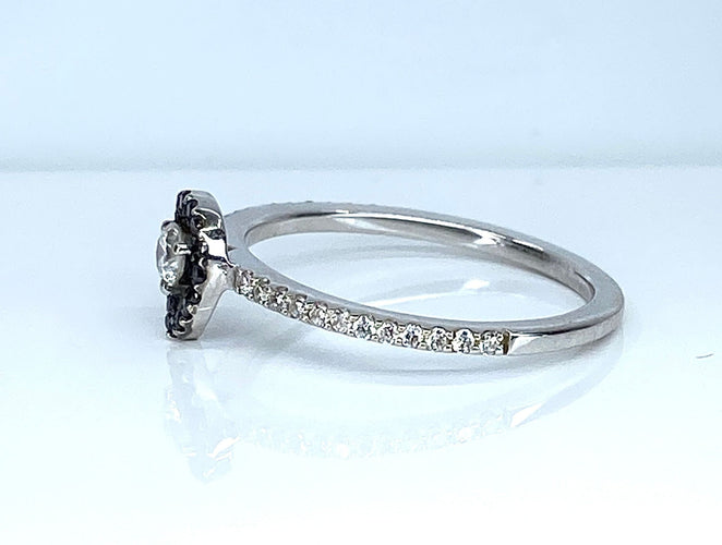 Bague 52.5 Bague solitaire or blanc, diamants blancs et diamants noirs. 58 Facettes AB509