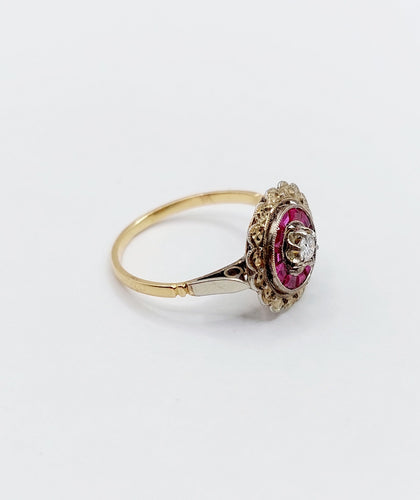 Bague 48 Bague fleur art deco or rose 18k ornée d'un diamant taille brillant entouré de rubis calibrés dans une monture finement travaillée (circa 1920) 58 Facettes A04432