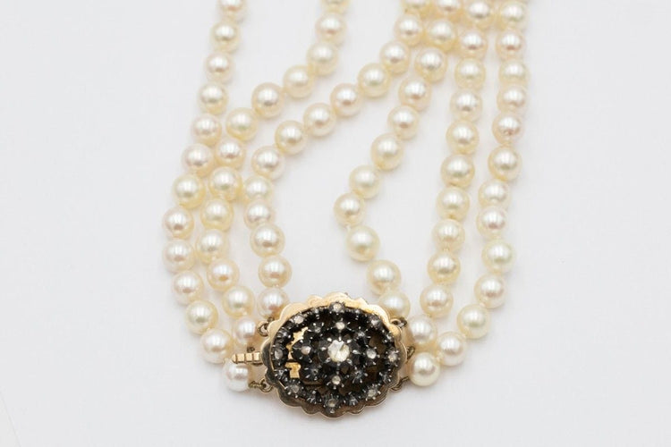 Collier Collier de perles à trois rangs avec fermoir en or et rosaces de diamants, vers 1900 58 Facettes 11576