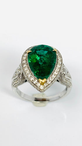 Bague 53 Bague moderne en or jaune avec émeraude naturelle en forme de poire et diamants 58 Facettes E19
