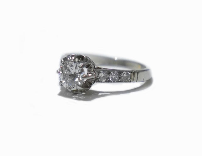 Bague 52 Bague solitaire ancienne en or blanc 18 carats et platine, diamants 58 Facettes