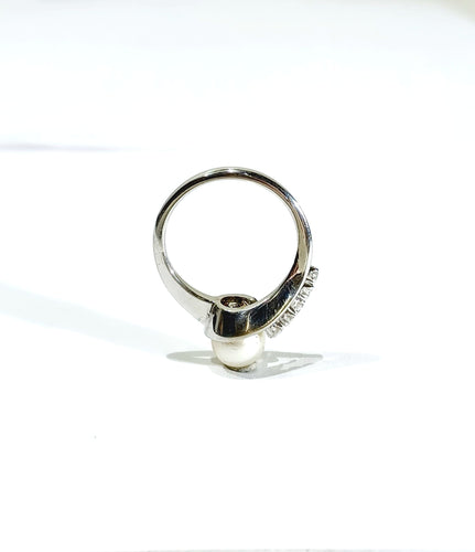 Bague 52 Bague en or blanc, perle et diamants 58 Facettes