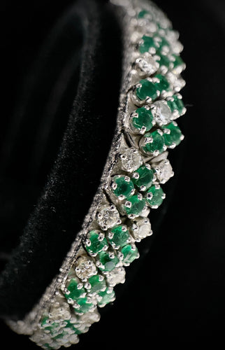 Bracelet Bracelet or blanc orné d'un pavage de brillants et émeraudes 58 Facettes