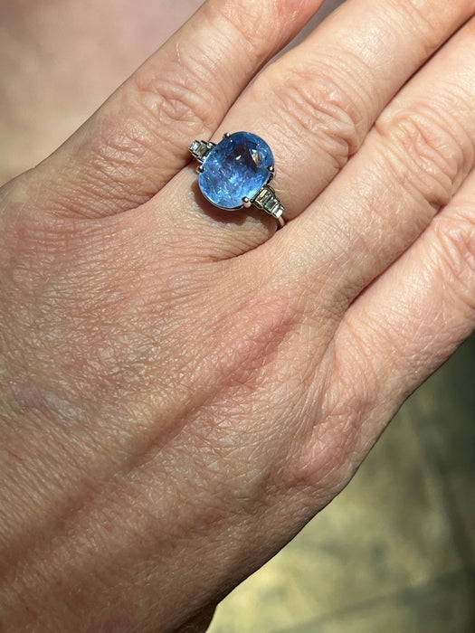 Natürlicher Ceylon-Saphirring mit Diamanten