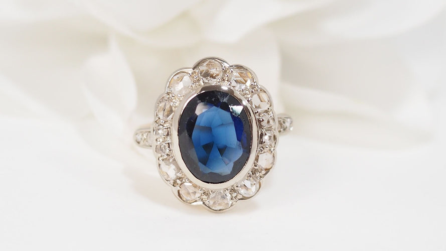 Bague 57 Bague entourage ancienne en or jaune, saphir et roses 58 Facettes 32279