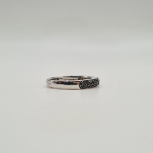 Bague 54 Bague or blanc 18 carats sertie d’un diamant blanc et diamants noirs 58 Facettes