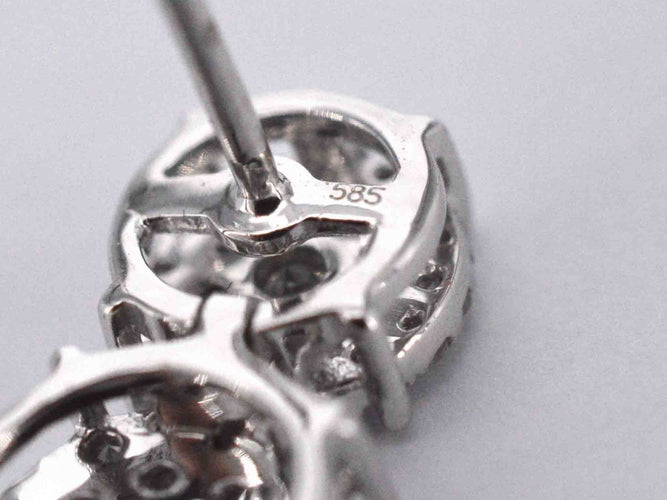 Boucles d'oreilles Boucles d'oreilles en or blanc avec trois chatons de diamants les uns en dessous des autres 58 Facettes 2110