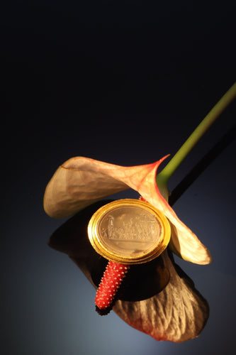 Bague 56 Classicisme satirique d'une bague en or du XVIIIe siècle : Le Triomphe de Priape 58 Facettes 19087-0061