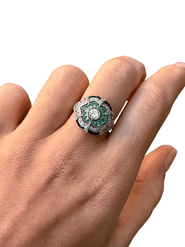 Bague 57 Bague de style Art déco en platine ornée de diamants, d'émeraudes et d'onyx 58 Facettes