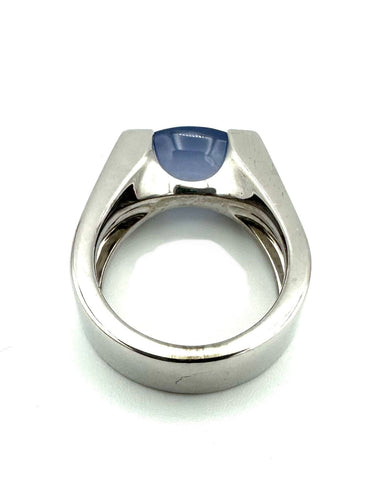 Bague 55 CARTIER. Collection "Tankissimo", bague or blanc et calécdoine 58 Facettes