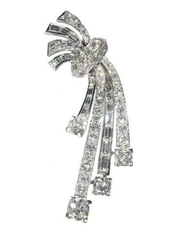 Broche Élégance intemporelle : platine et diamants des années 1950 58 Facettes 21348-0038