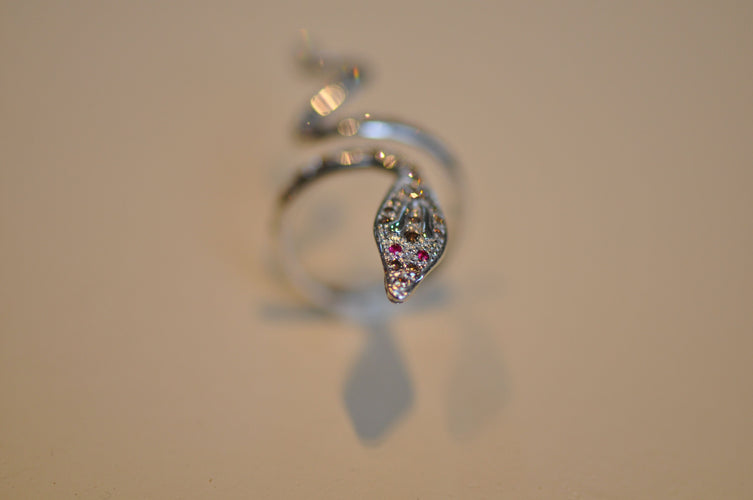 stor ormring i vitguld med naturliga diamanter