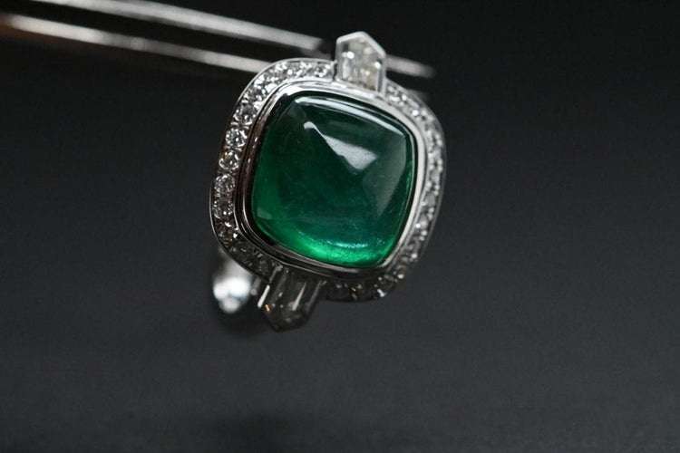 Bague 54 Bague en or blanc, émeraude et diamant 58 Facettes