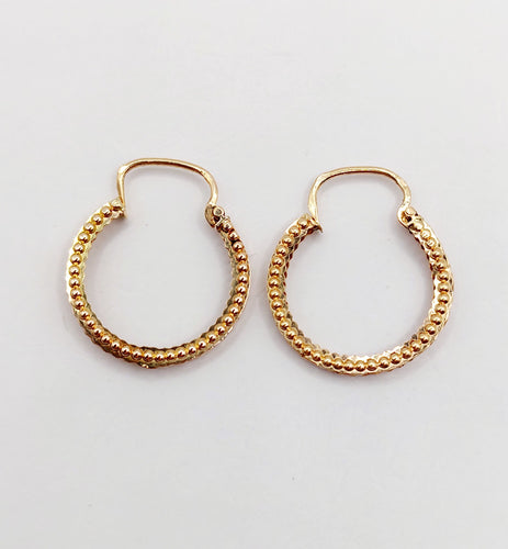 Boucles d'oreilles Créoles style Art Déco or rose finement travaillées (circa 1970) 58 Facettes A06262