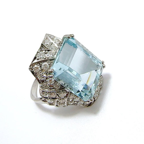 Ring i Art Deco stil i Platin med central akvamarin og diamanter 