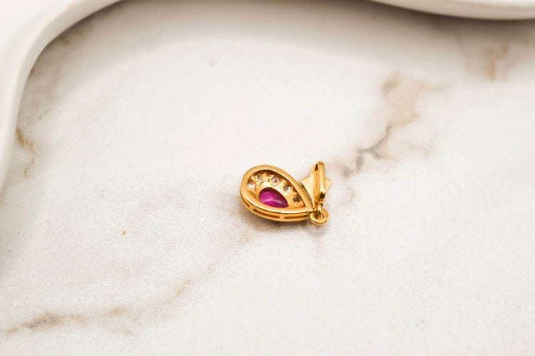 Pendentif Pendentif fleur de lys or jaune et rubis 58 Facettes 3842