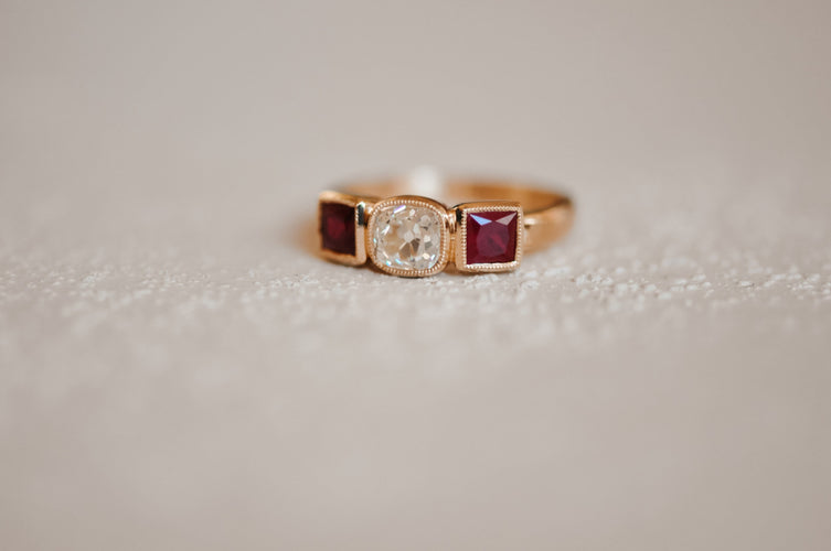 Bague Antique Ruby and diamond ring 58 Facettes