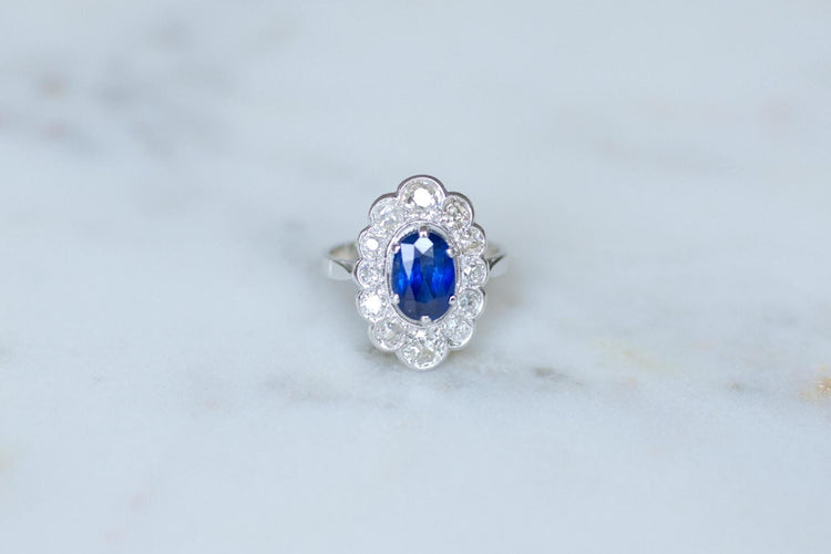 Bague Marguerite Art Déco en Or Blanc, Platine, Saphir Ceylan et Diamants 58 Facettes