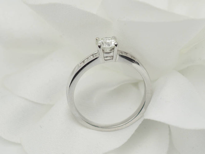 Bague 54 Solitaire en or blanc et diamant rond de 0,52 ct 58 Facettes 24474