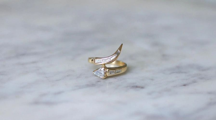 Superman- und trapezförmiger Diamant-Schlangenring in Gelbgold