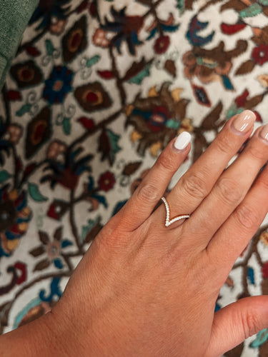 Bague 52 Bague V en or rose et diamants 58 Facettes