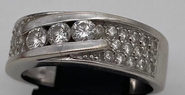 Hvitt gull og diamantring