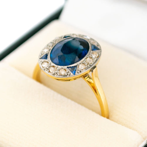 Platyna i żółte złoto, diament, pierścionek z klastrem szafirów Verneuila 