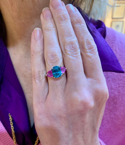 Bague 53 Bague trilogie en or gris 18k, pierre bleue et saphirs roses 58 Facettes B385