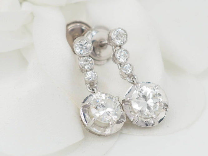 Boucles d'oreilles Dormeuses anciennes en or blanc et diamants 58 Facettes 32108 O