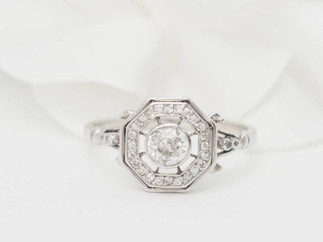 Bague 65 Bague hexagonale en or blanc et diamants 58 Facettes 33122