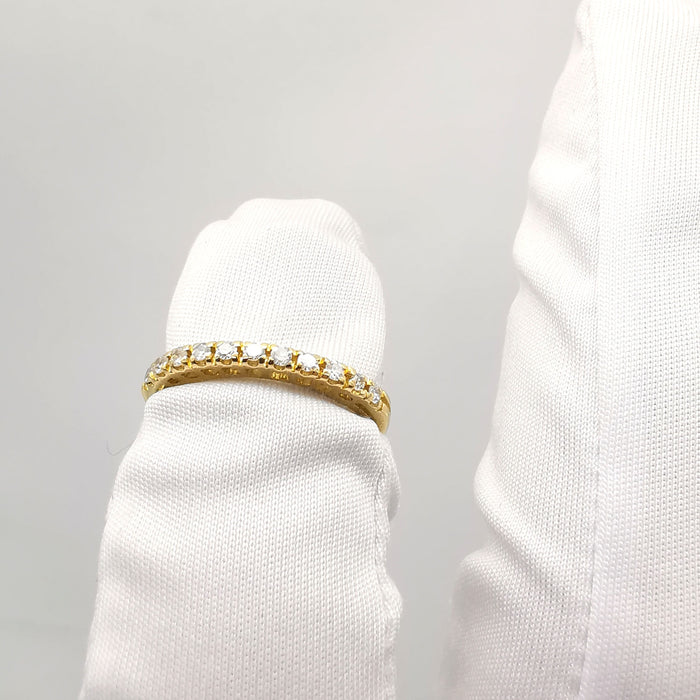 Anillo de oro amarillo y diamantes.