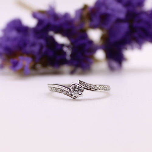 Bague Solitaire diamants et or blanc serti couteau et pavage sur le corps 58 Facettes