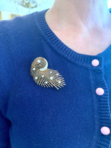 Broche Broche Rétro Volute 1.30 Carats Diamants Or Jaune 18 Carats 58 Facettes BRO67