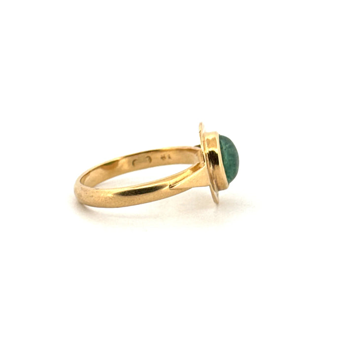Emerald yellow gold cabochon ring