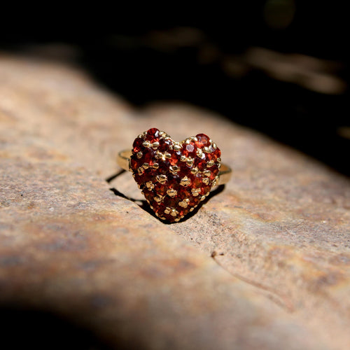 Anillo vintage de oro amarillo con corazón de granate pavé 