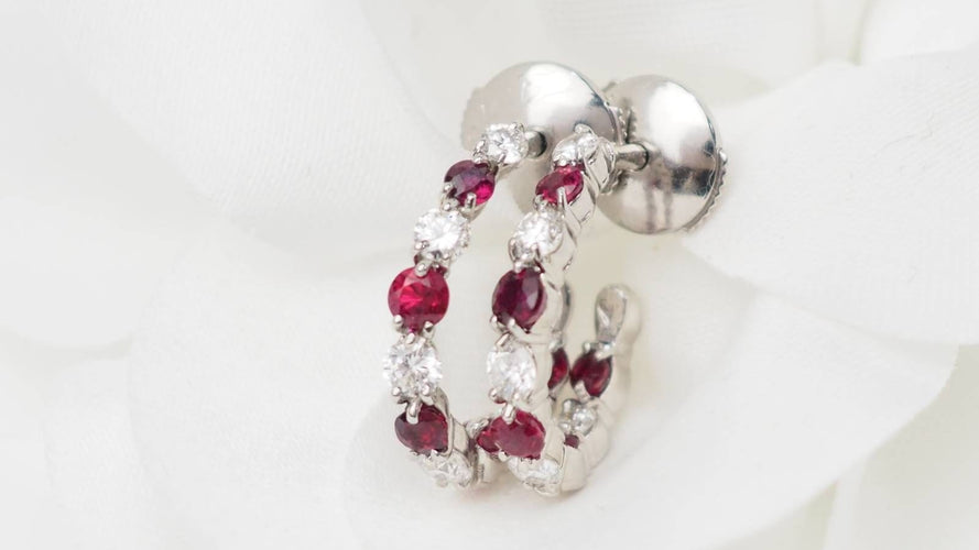 Boucles d'oreilles Boucles d'oreilles créoles en or blanc, rubis et diamants 58 Facettes 32986