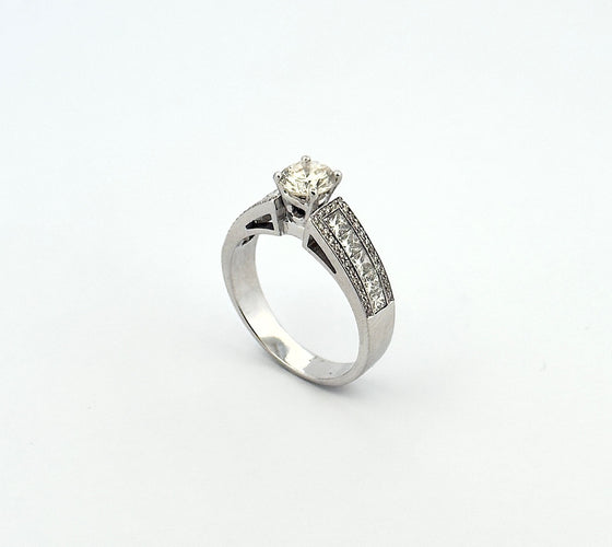 Bague 56 Solitaire en or blanc et diamants 58 Facettes