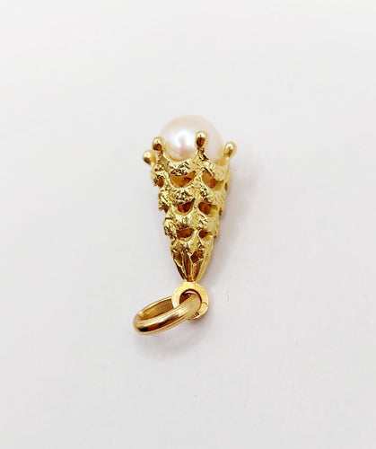 Pendentif Pendentif vintage or jaune cône orné d'une perle 58 Facettes A06072