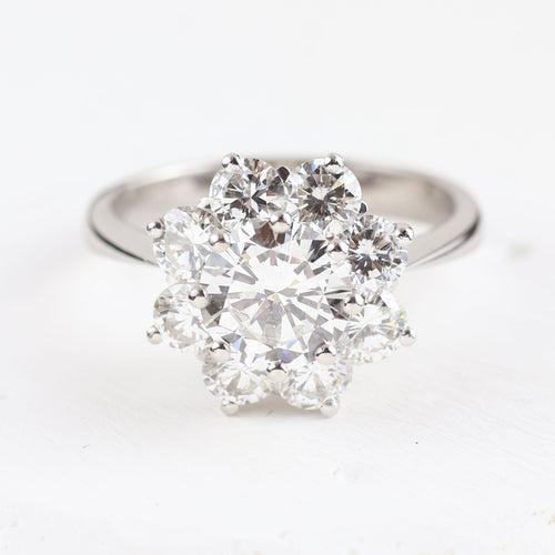 Bague Bague rosette avec diamant central et halo de diamants en or blanc 18 carats 58 Facettes 136043