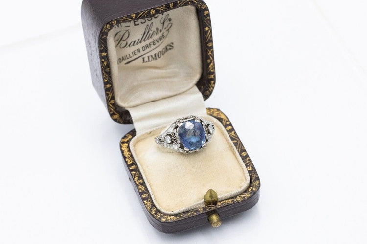 Bague 49 Bague Art Déco en platine ornée d'un saphir et de diamants impressionnants, années 1930. 58 Facettes 11300