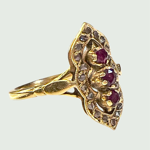Bague 54 BAGUE DU DÉBUT DU XXE SIÈCLE (1900) EN OR 18 KT AVEC DIAMANTS ET RUBIS 58 Facettes Q991A