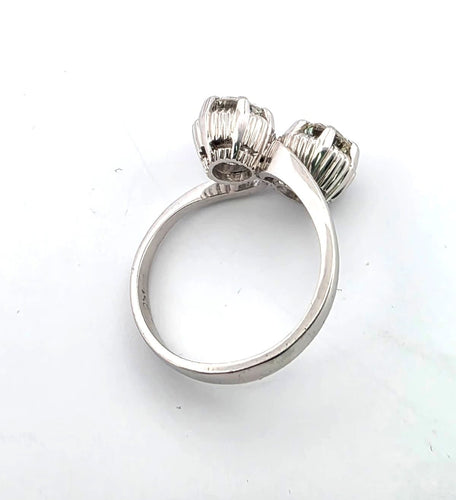 白金戒指镶钻石 