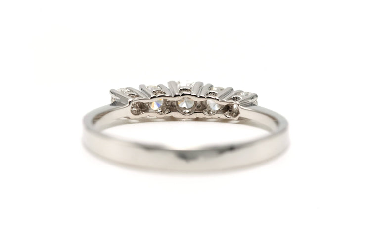 Bague 61 Bague contemporaine en or blanc 18 carats sertie de diamants "taille" brillant 58 Facettes 22734