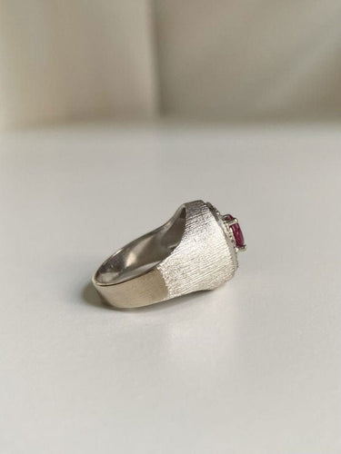 Bague 54 Bague chevalière en or gris 18k rubis et diamants 58 Facettes