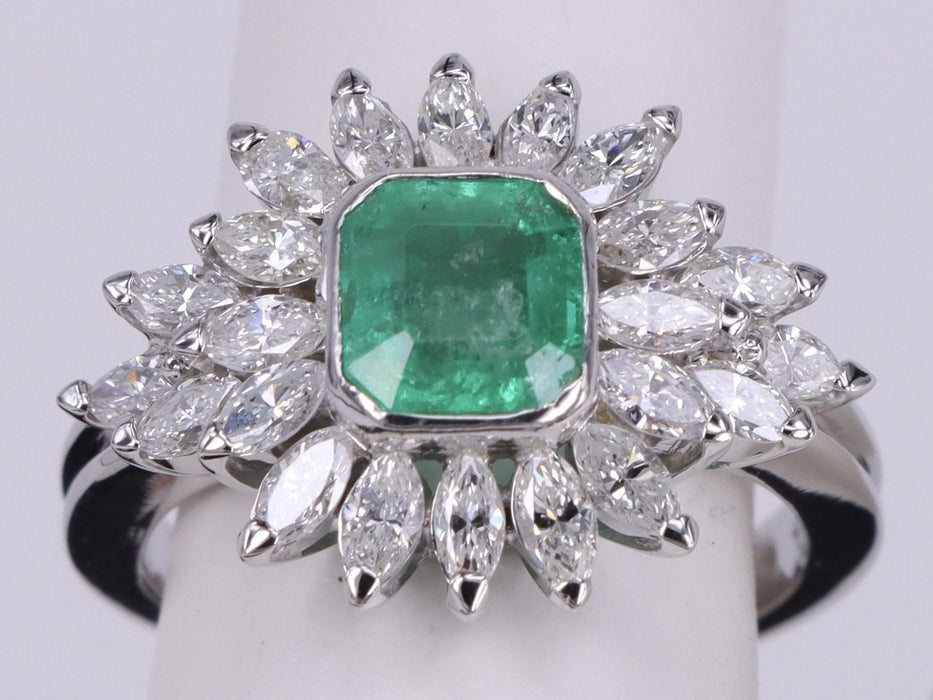 Ring aus Weißgold mit Smaragd und Marquise-Diamanten