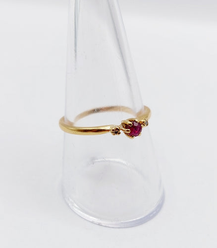 Anello vintage ornata di un rubino e diamanti in oro 18k 