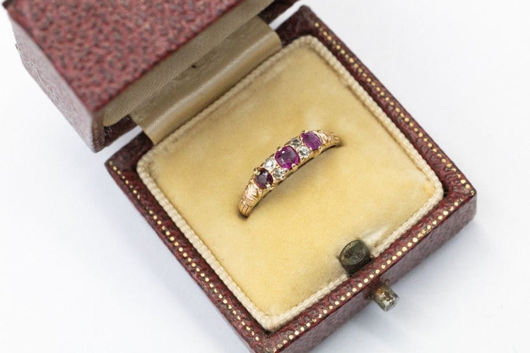 Bague 48 Bague délicate en or jaune ornée de rubis et de diamants 58 Facettes 11163