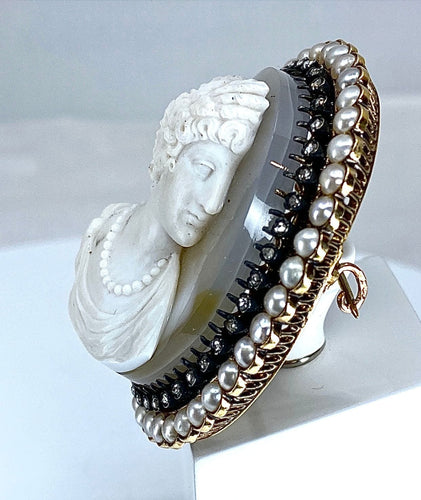 Broche Exceptionnelle broche en or jaune camée sur agate représentant Caroline Murat 19e 58 Facettes AB472