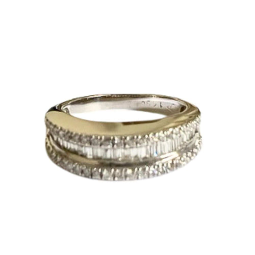 Bague 48 Bague de style contemporain en or blanc et diamants 58 Facettes Q329B